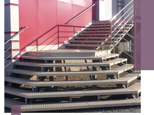 Лестницы для магазина в Сорочинске — изготовление и монтаж